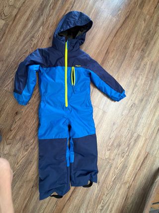 Mono de esquí azul y marino