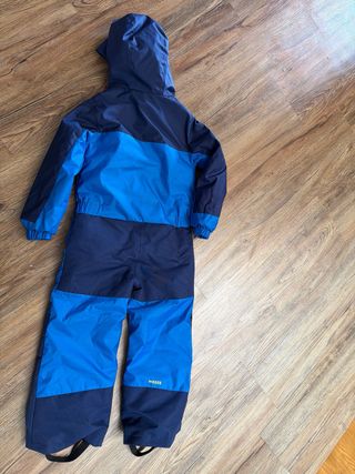 Mono de esquí azul y marino