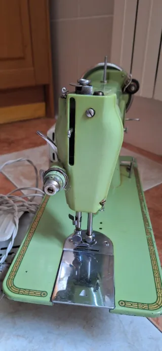 Máquina de coser Alfa verde