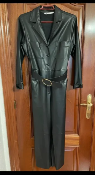 Mono Zara polipiel negro con cinturón