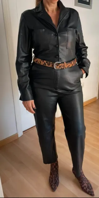 Mono Zara polipiel negro con cinturón