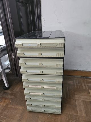 Cajonera de plástico beige y negra