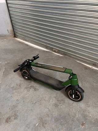 Patinete eléctrico verde