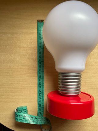 Lámpara de mesa bombilla roja y blanca