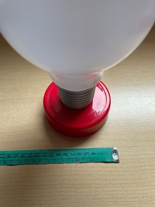 Lámpara de mesa bombilla roja y blanca