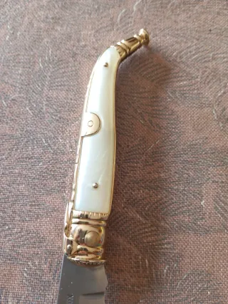 Herramienta artesanal con mango nacarado