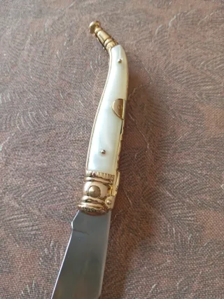 Herramienta artesanal con mango nacarado