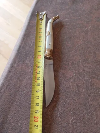 Herramienta artesanal con mango nacarado