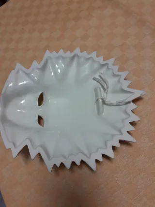 Maschera in ceramica decorata