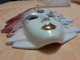 Maschera in ceramica decorata