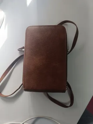 Bolso marrón con tachuelas