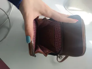 Bolso marrón con tachuelas