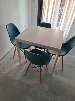 Mesa cuadrada blanca y 4 sillas azul