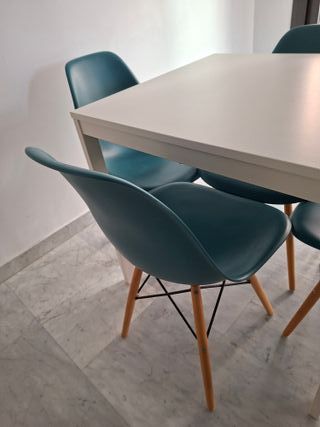 Mesa cuadrada blanca y 4 sillas azul