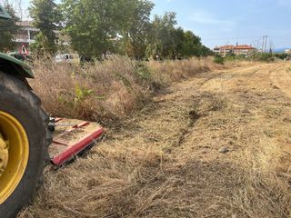 Tractor y desbrozadora de cadenas.