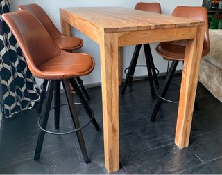 Comedor barra alta madera y 4 butacas cuero