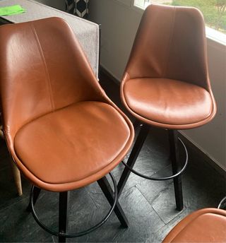 Comedor barra alta madera y 4 butacas cuero