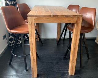 Comedor barra alta madera y 4 butacas cuero