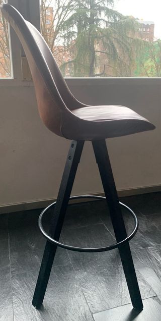 Comedor barra alta madera y 4 butacas cuero