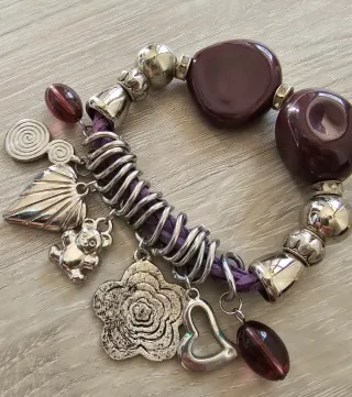 Bracciale Elastico con Pendenti Bordeaux