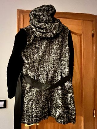 Abrigo Only gris y negro con mangas punto