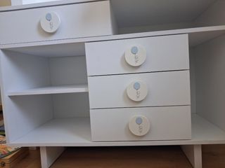 Cómoda blanca y azul con cambiador extraíble.