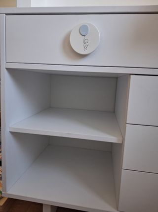 Cómoda blanca y azul con cambiador extraíble.