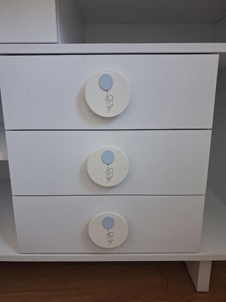 Cómoda blanca y azul con cambiador extraíble.