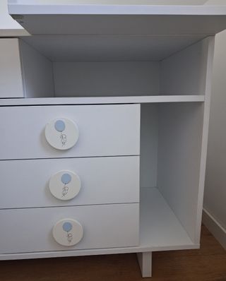 Cómoda blanca y azul con cambiador extraíble.