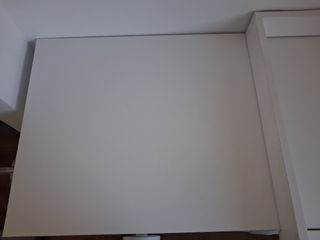 Cómoda blanca y azul con cambiador extraíble.