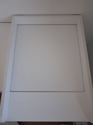 Cómoda blanca y azul con cambiador extraíble.