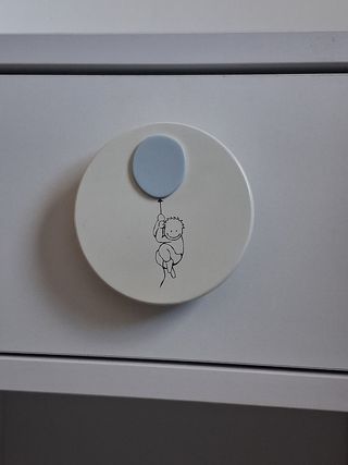 Cómoda blanca y azul con cambiador extraíble.