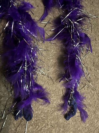 BOA DE PLUMAS MORADA DE 1,5 M