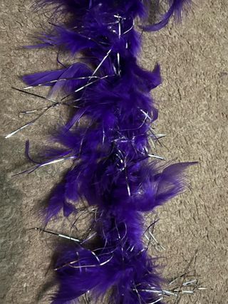 BOA DE PLUMAS MORADA DE 1,5 M