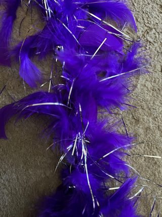 BOA DE PLUMAS MORADA DE 1,5 M