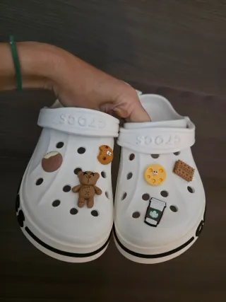 Crocs Blancas Talla 36 con Jibbitz