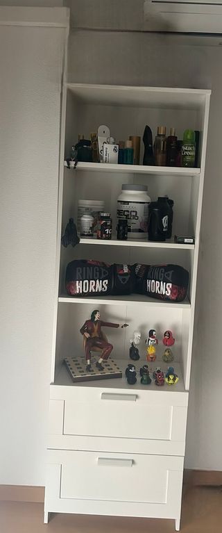 Mueble de salón blanco y gris