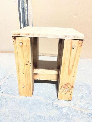 Taburete de madera rústico hecho a mano