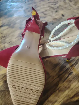 Zapatos rojos de tacón con lazo y perlas