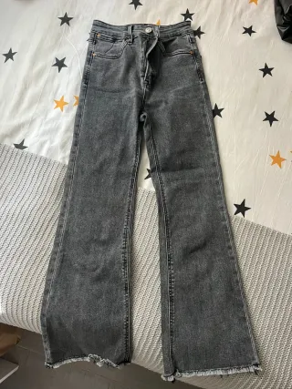 Pantalón campana Stradivarius T.34