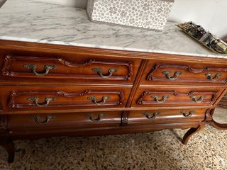 Cómoda de madera maciza con tapa de mármol