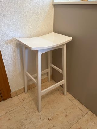 Taburete de madera blanco