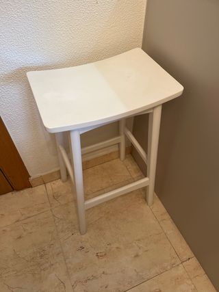 Taburete de madera blanco