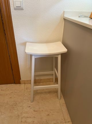 Taburete de madera blanco