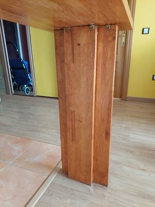 Mesa de madera fija a la pared