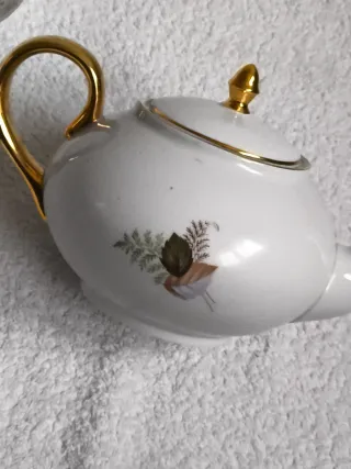 LECHERA "LIMOGES" PORCELANA UNICA DORADA Y BLANCA.