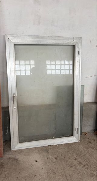Ventana de aluminio con marco