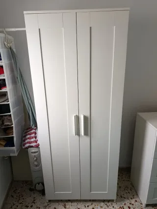 Ropero blanco de madera. Modelo BRIMNES de IKEA