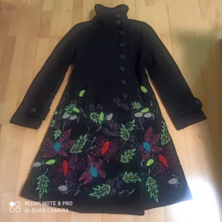 Abrigo Desigual Negro con Bordados