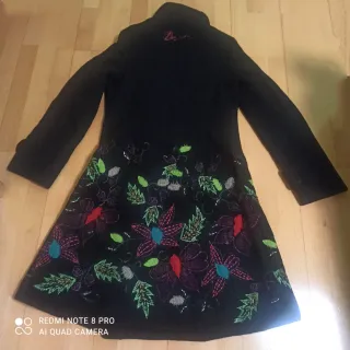 Abrigo Desigual Negro con Bordados